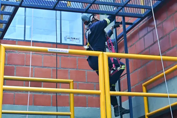 Persona de alturas en plena accion